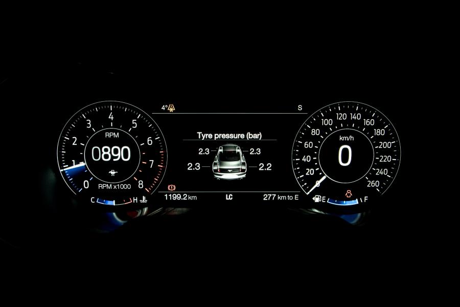 Панель приборов Ford Mustang GT Convertible 2017 года  (EU) (фото 30 из 34)